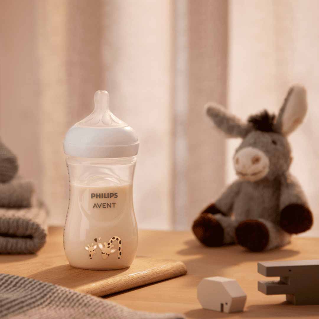 Пластиковая бутылочка Philips Avent Natural Response Жираф 260мл. 1+мес. SCY903/66